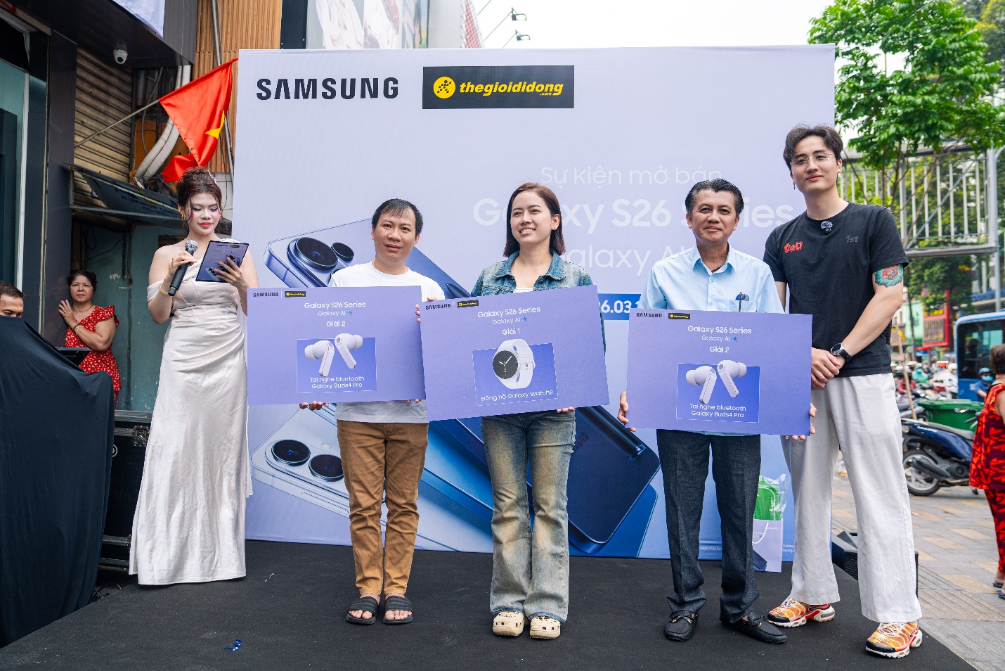 Thế Giới Di Động chính thức trao tay chiếc Flagship Galaxy S26 series cho những khách hàng đầu tiên sở hữu- Ảnh 3.