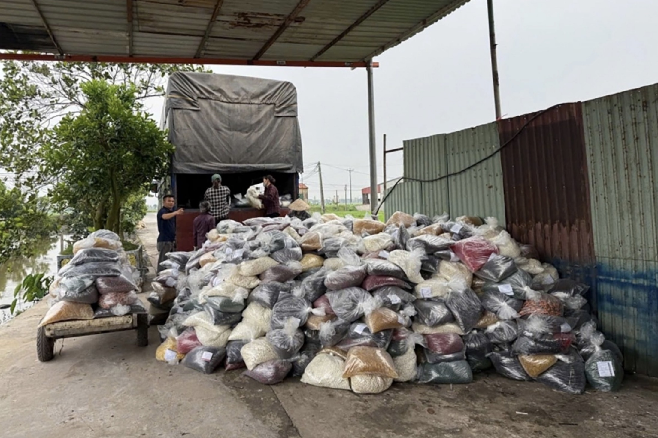 Cựu Phó cục trưởng Hải quan bị cấp dưới ‘ăn bớt’ tiền ‘vòi vĩnh’ từ doanh nghiệp  - Ảnh 3.