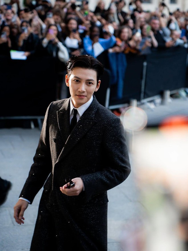 Tổng tài số khổ dự Fashion Week: Lên đồ bảnh hơn Lee Min Ho, dân mạng đồng lòng đòi 