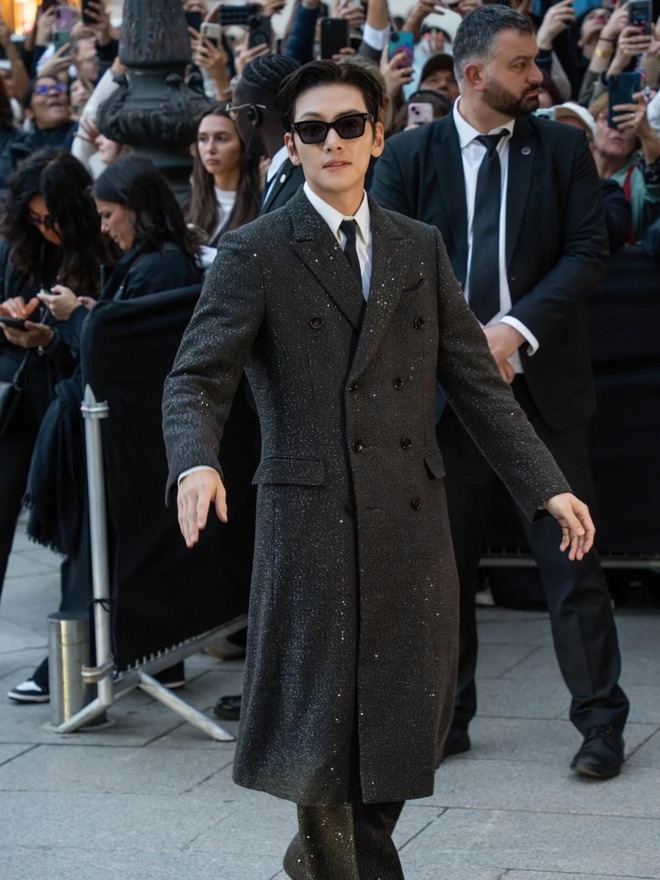 Tổng tài số khổ dự Fashion Week: Lên đồ bảnh hơn Lee Min Ho, dân mạng đồng lòng đòi 