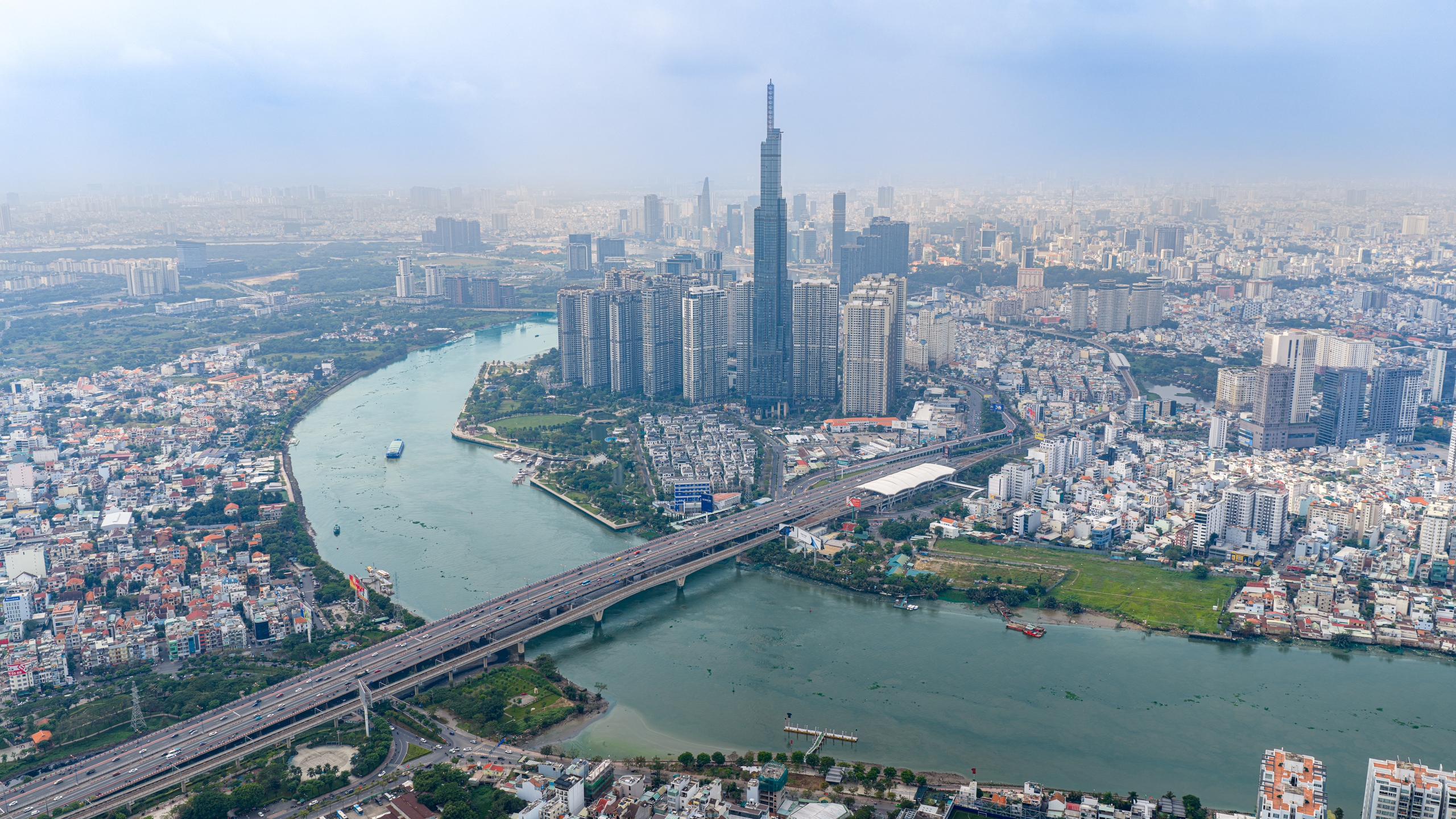 TP.HCM đưa vào khai thác tour trực thăng ngắm thành phố từ 11-3, giá thấp nhất 2,9 triệu đồng/người - Ảnh 2.