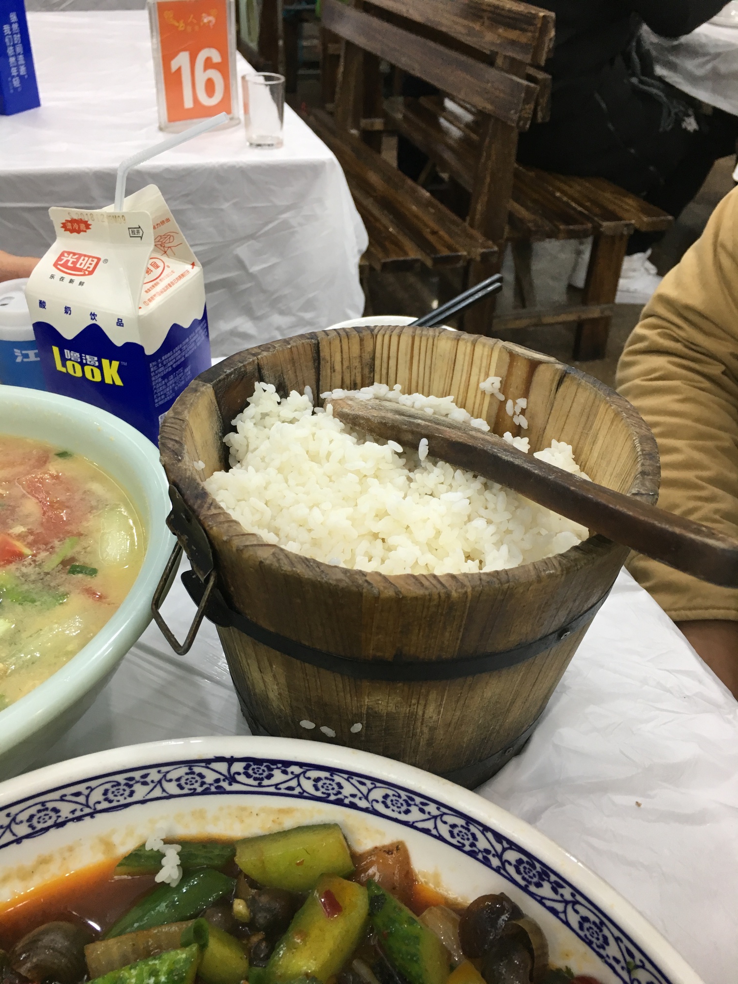 Đi ăn ở Trung Quốc, khách Việt sững sờ khi thấy tô cơm: 