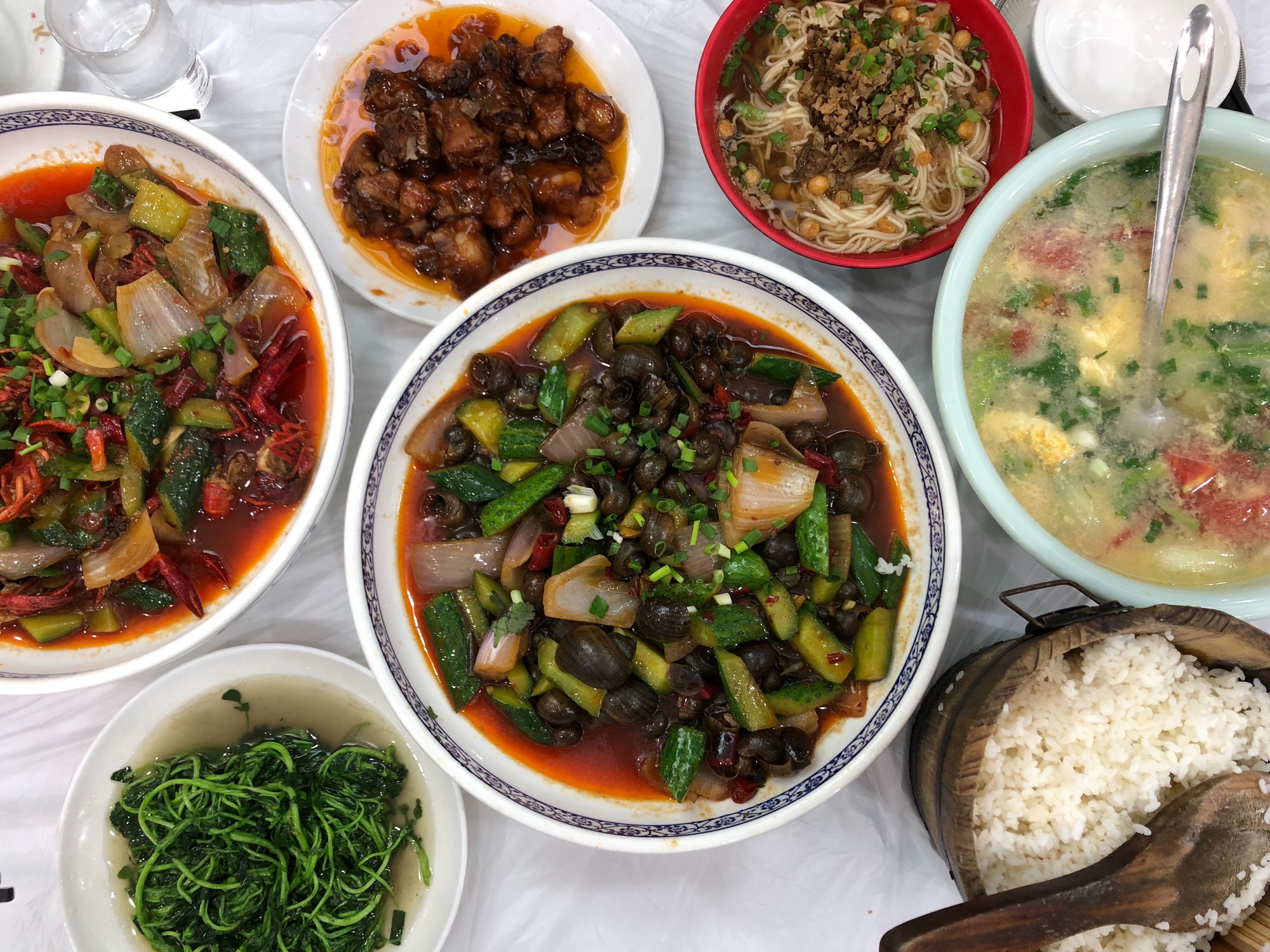 Đi ăn ở Trung Quốc, khách Việt sững sờ khi thấy tô cơm: 