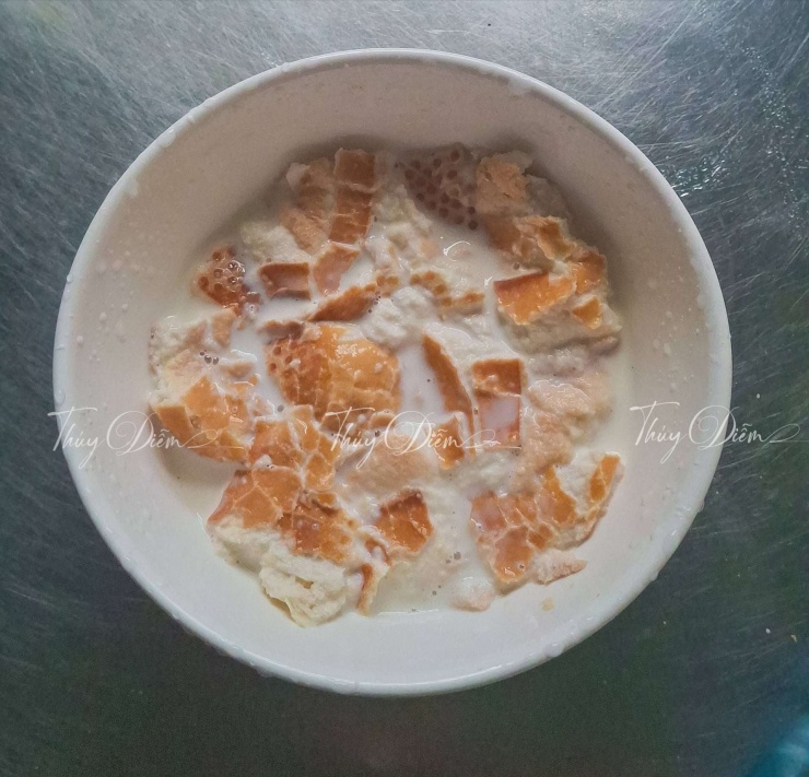 Ngâm bánh mì với sữa tươi