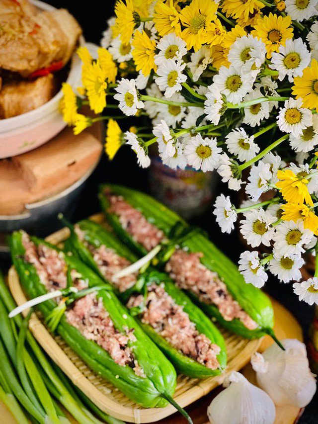 Canh mướp đắng nấu thịt là món ăn quen thuộc trong bữa cơm gia đình Việt, vừa thanh mát vừa giàu dưỡng chất tốt cho sức khỏe.