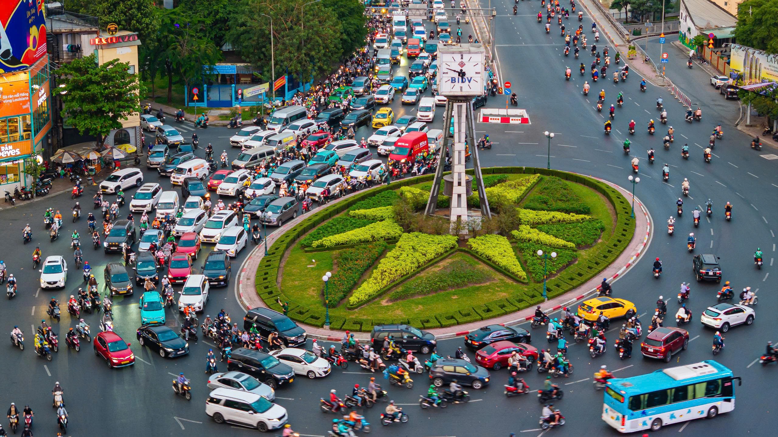 Có nên tháo dỡ vòng xoay ở TP.HCM ? - Ảnh 4.