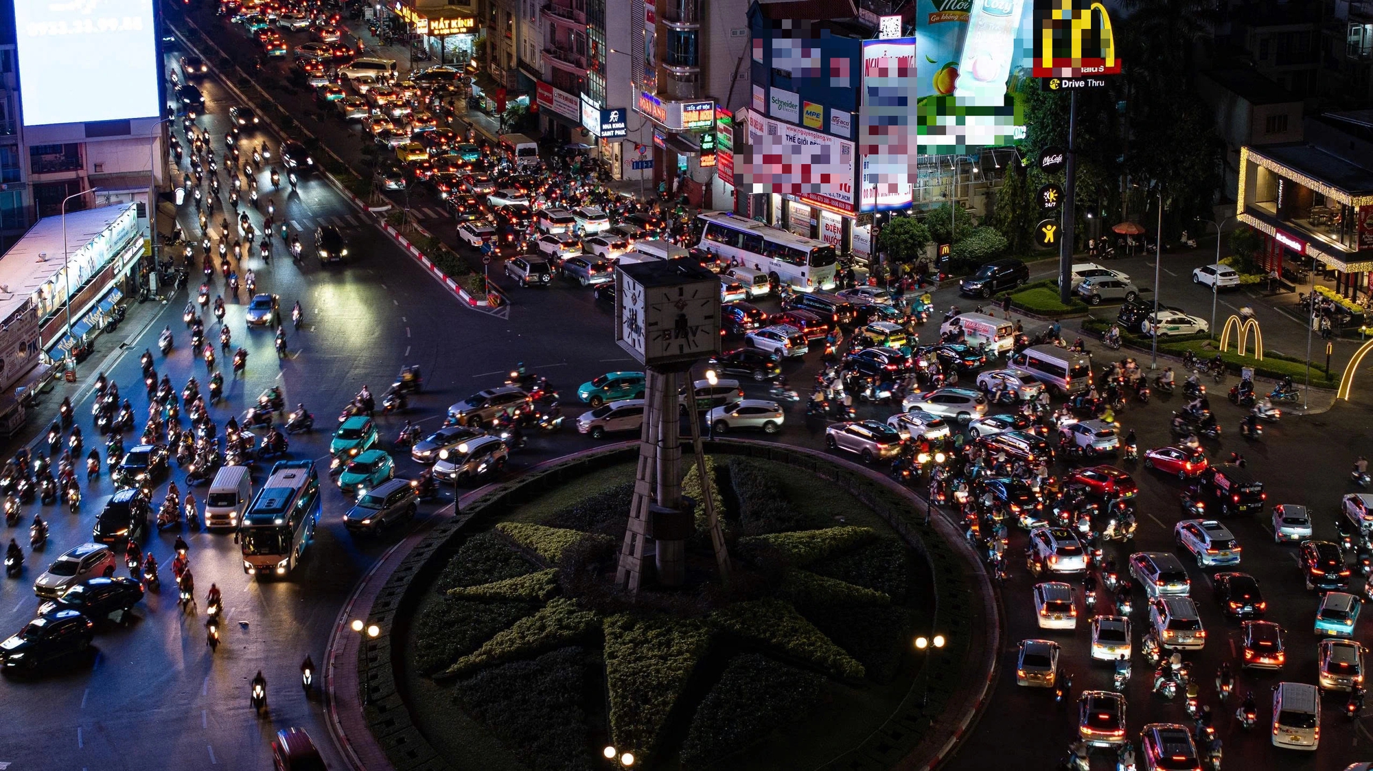 Có nên tháo dỡ vòng xoay ở TP.HCM ? - Ảnh 5.