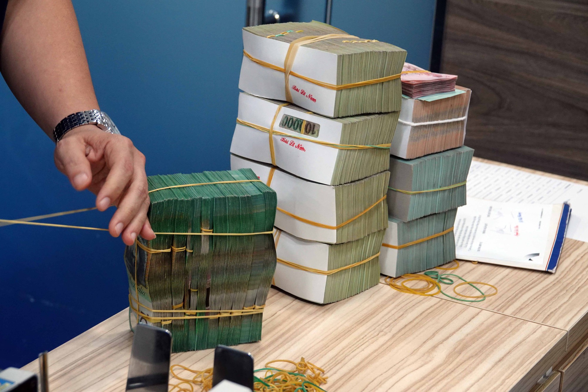 Giá vàng giảm chưa có điểm dừng- Ảnh 2.