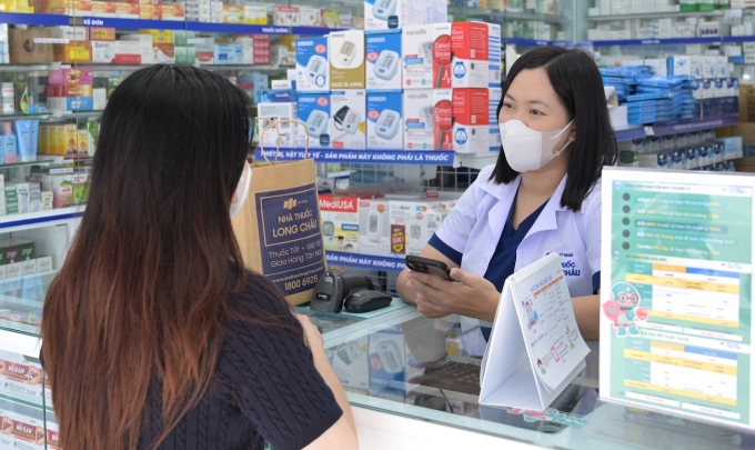Người dân mua thuốc tại nhà thuốc. Ảnh: Mỹ Huyền