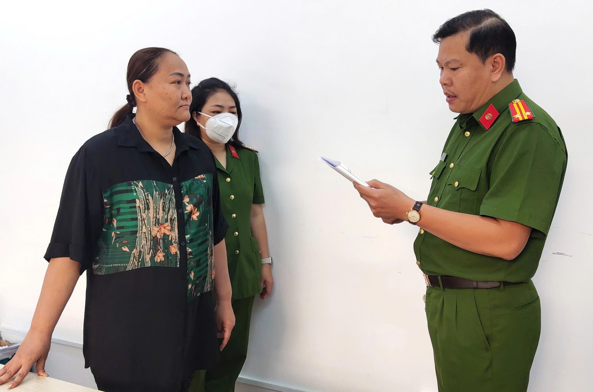 Người đàn bà thao túng chục 