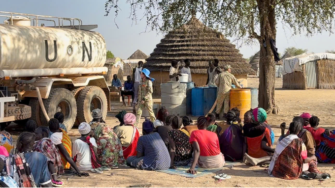 Người dân lánh nạn được phát nước sạch và đồ dùng thiết yếu. Ảnh: Cục GGHB Việt Nam