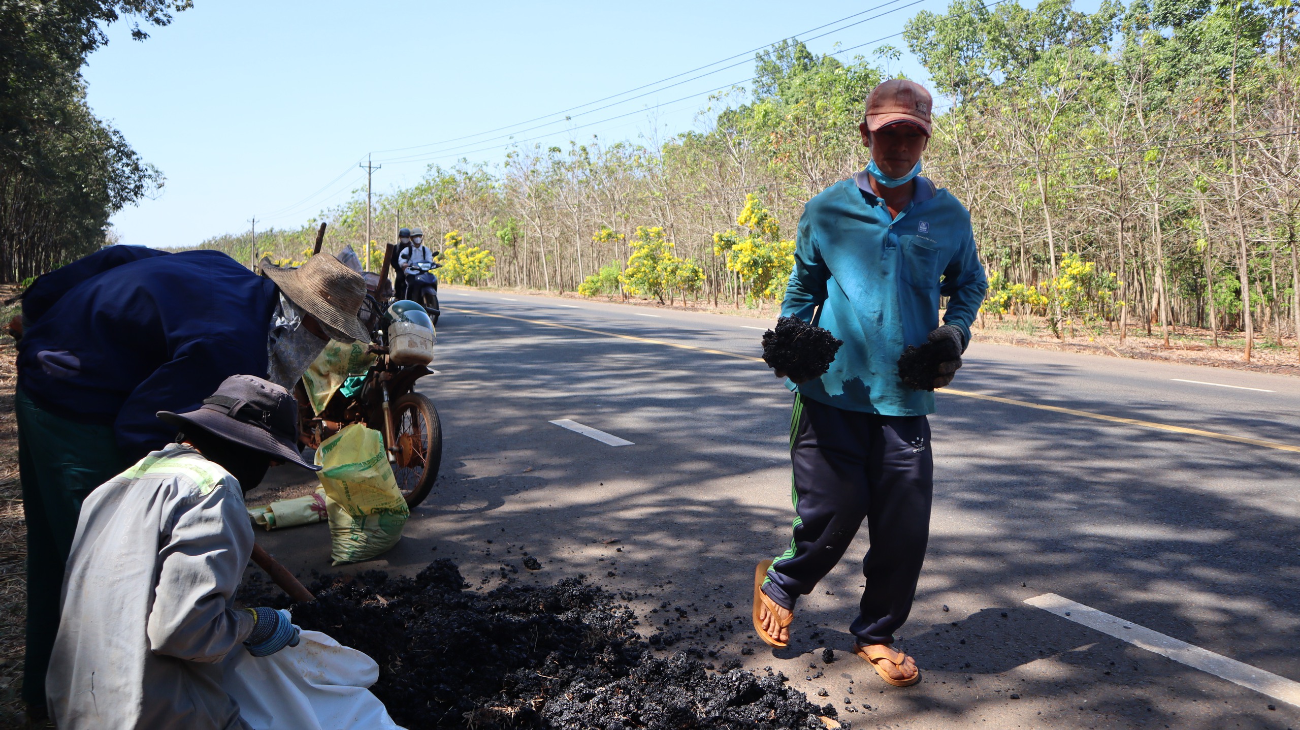Ông Dũng khuyết tật đội nắng vá đường ở Đồng Nai, có tiền cũng không làm được- Ảnh 2.
