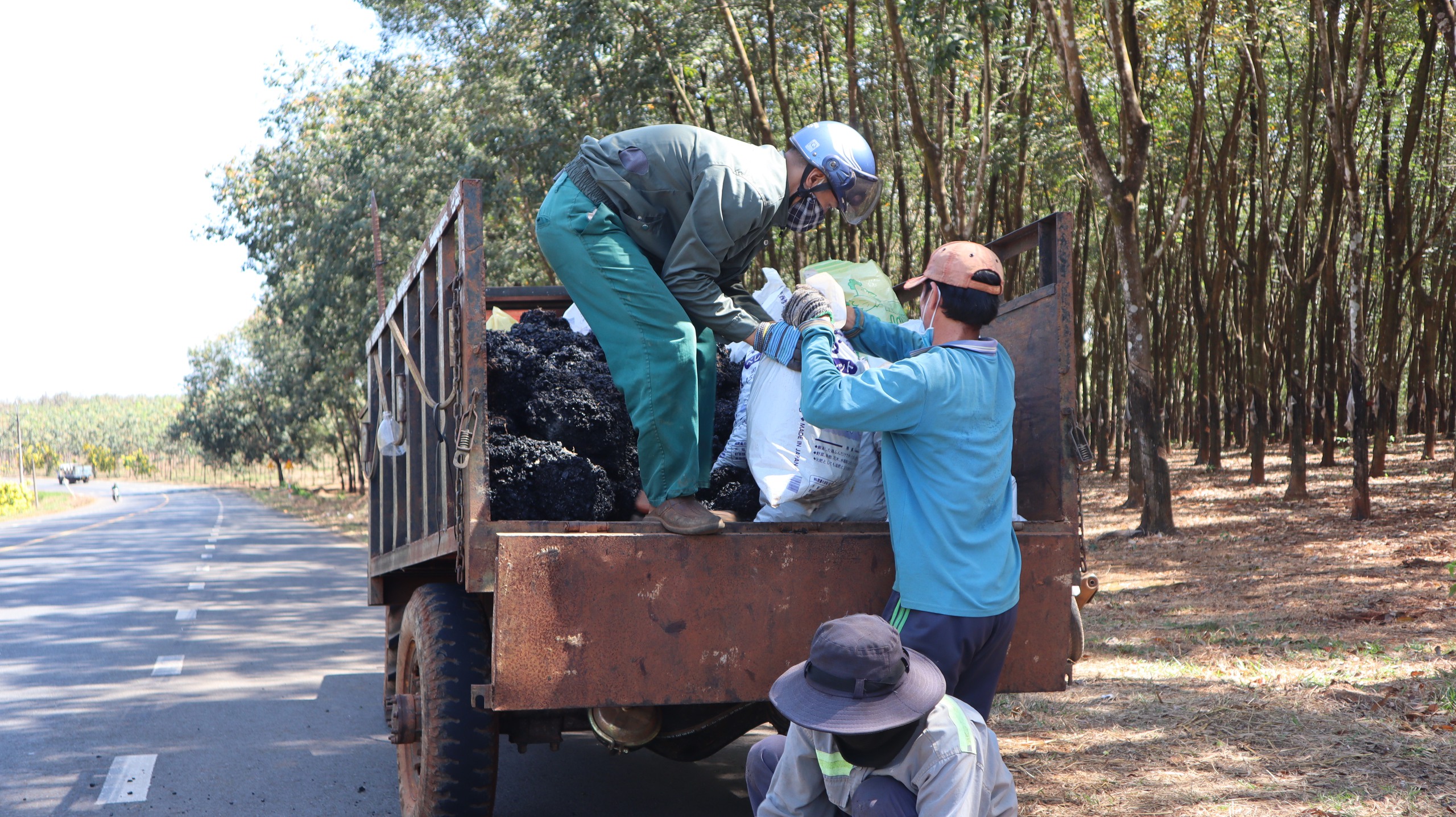 Ông Dũng khuyết tật đội nắng vá đường ở Đồng Nai, có tiền cũng không làm được- Ảnh 3.