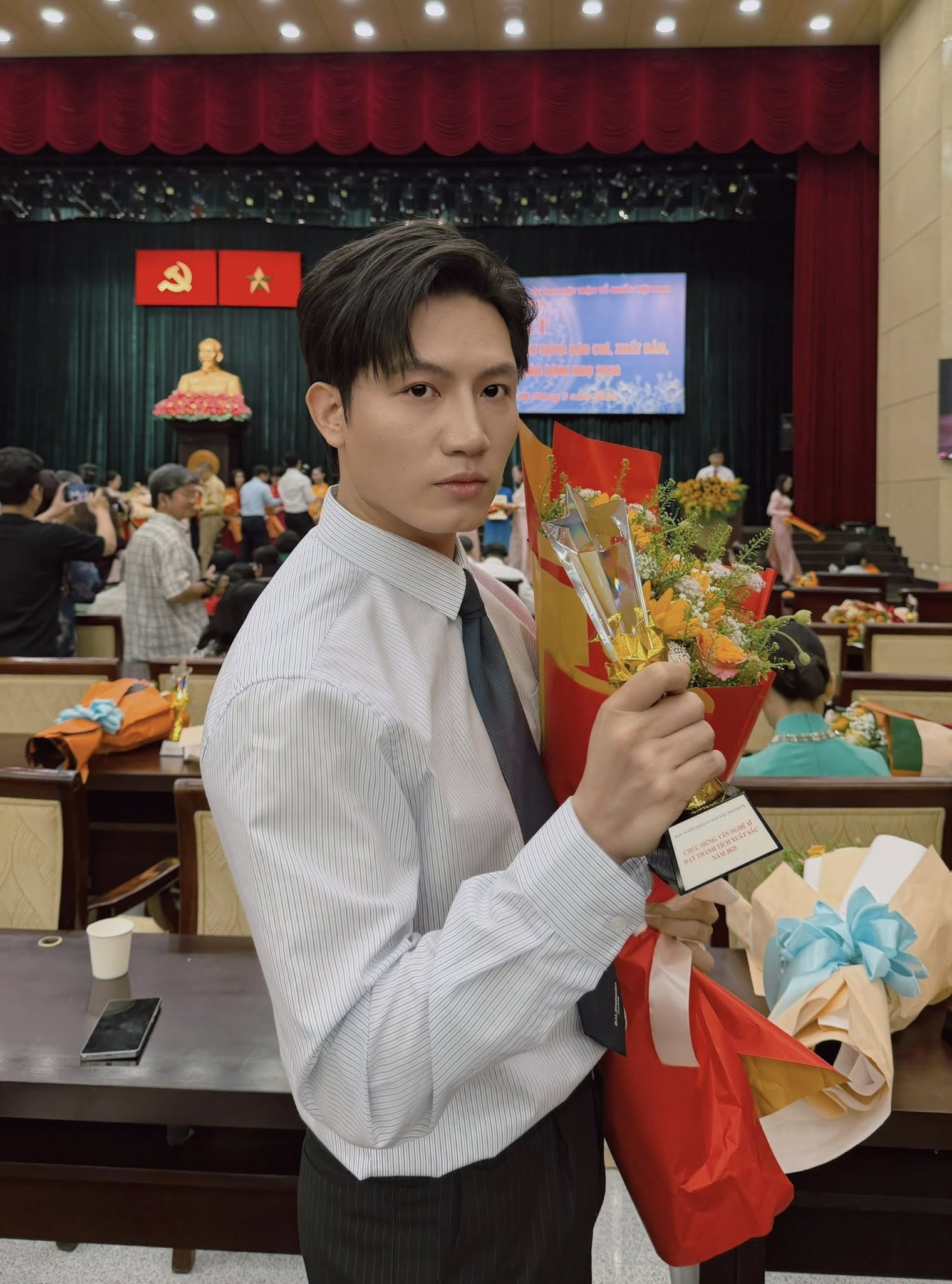 Nam ca sĩ được gặp mặt ban lãnh đạo TP.HCM: Biết sáng tác nhạc về Đảng - Bác Hồ, về quê chơi Tết cũng viral trang Thông tin Chính phủ- Ảnh 2.