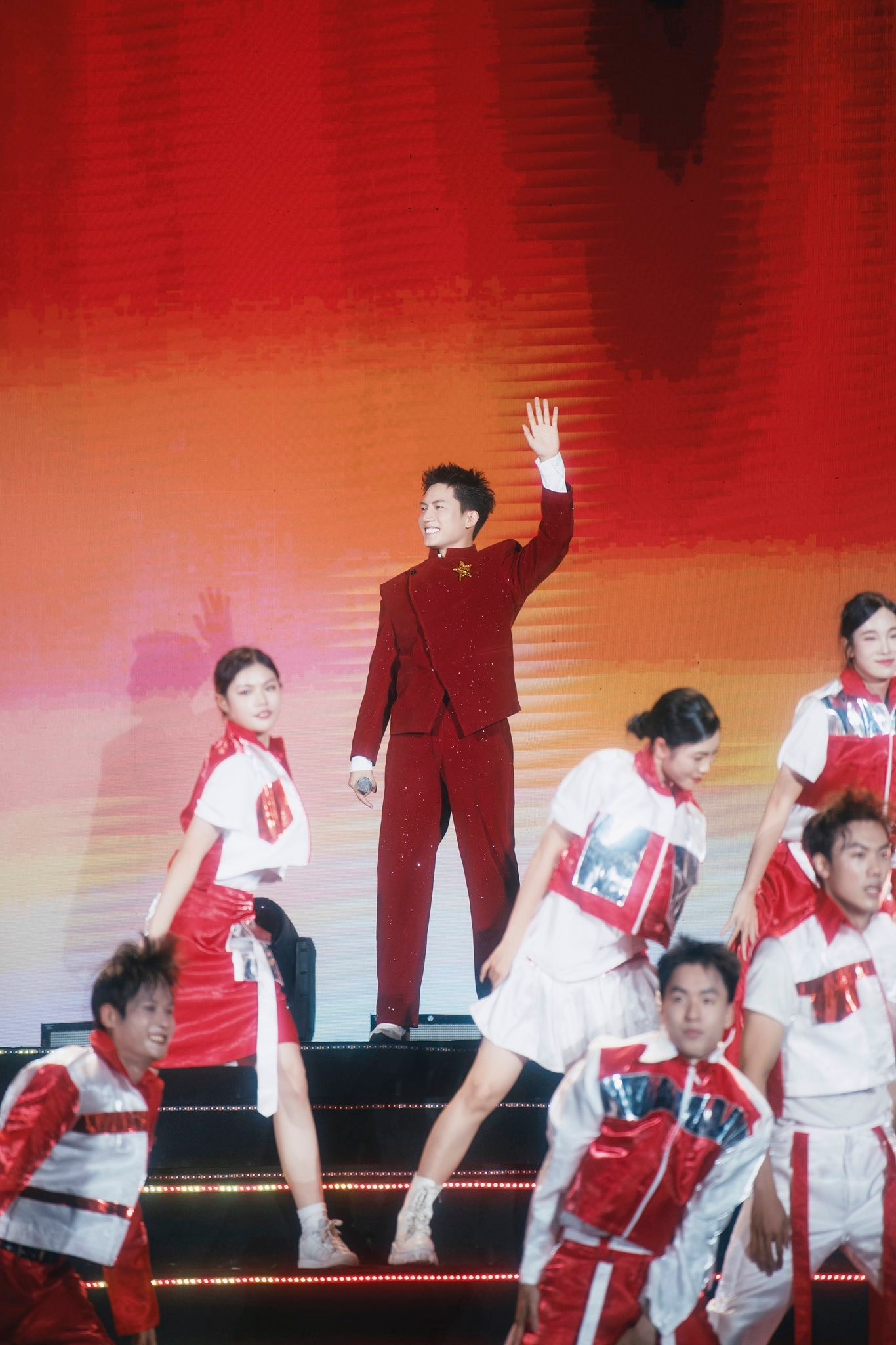 Nam ca sĩ được gặp mặt ban lãnh đạo TP.HCM: Biết sáng tác nhạc về Đảng - Bác Hồ, về quê chơi Tết cũng viral trang Thông tin Chính phủ- Ảnh 3.