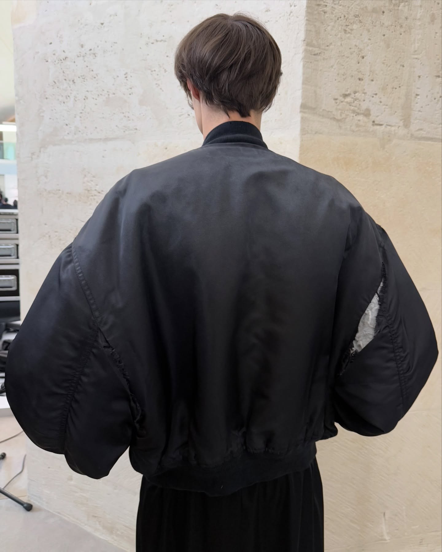 Một nam thần gây chú ý khi diện áo nách rách nách ra phố, biết giá ai cũng ngạc nhiên- Ảnh 3.