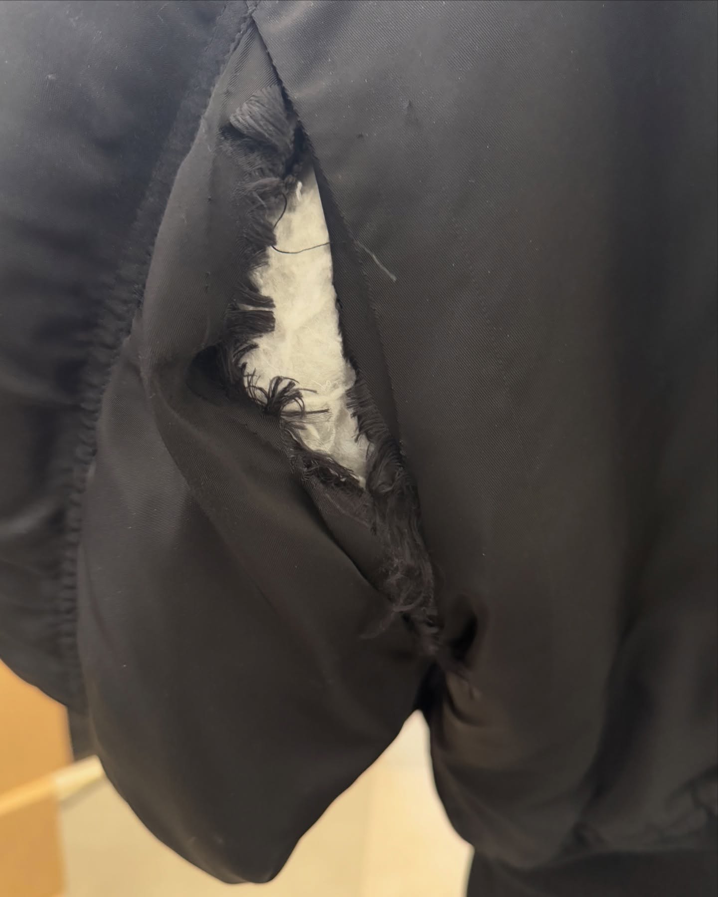 Một nam thần gây chú ý khi diện áo nách rách nách ra phố, biết giá ai cũng ngạc nhiên- Ảnh 4.