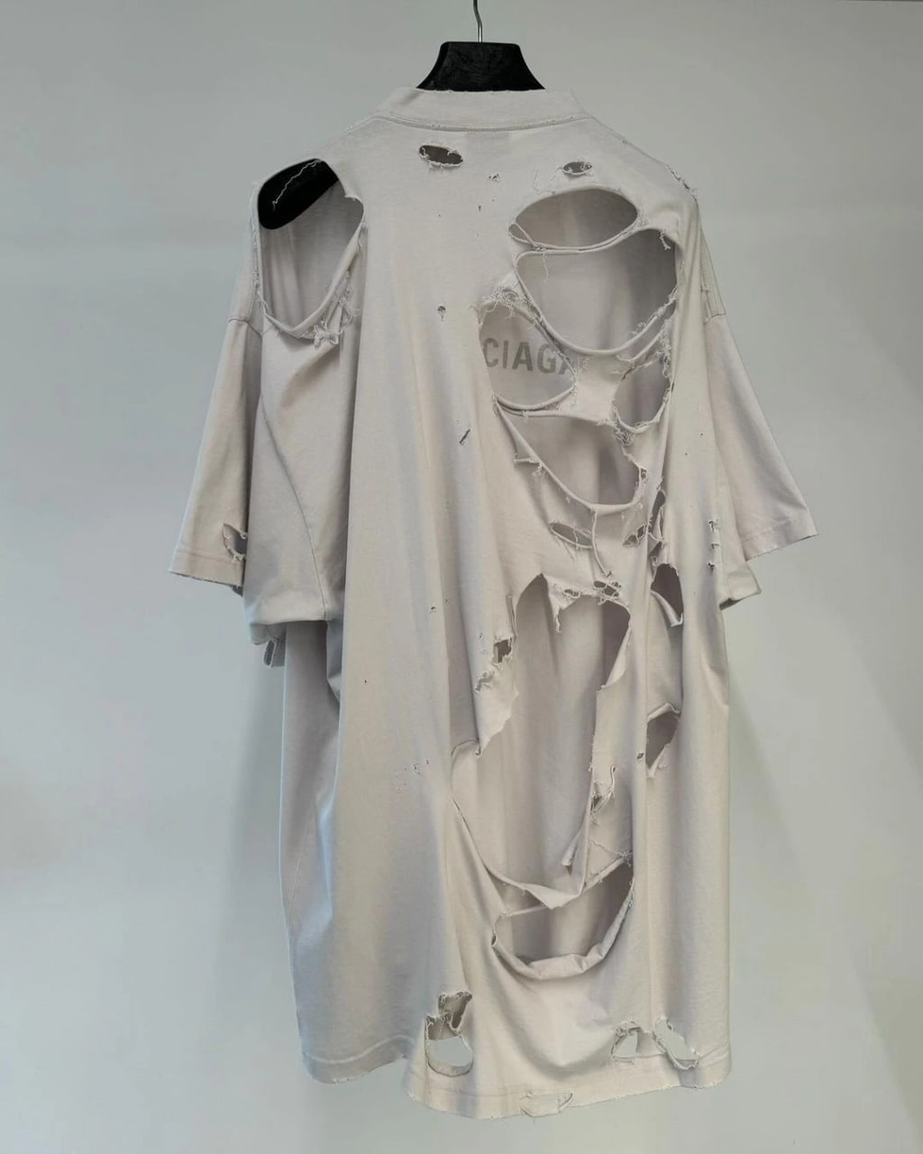 Một nam thần gây chú ý khi diện áo nách rách nách ra phố, biết giá ai cũng ngạc nhiên- Ảnh 5.