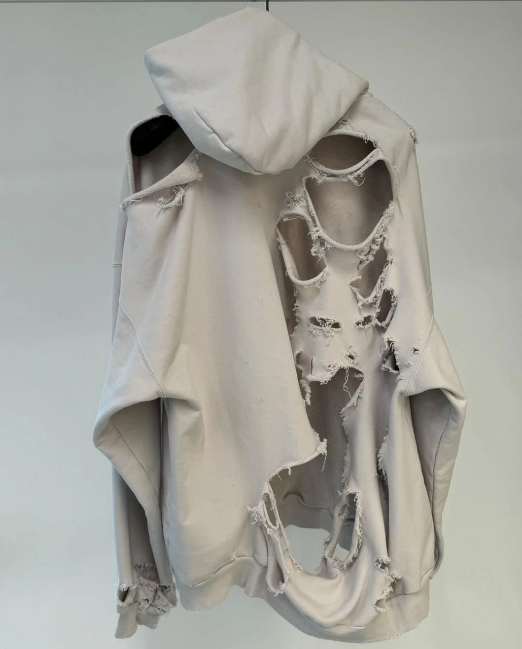 Một nam thần gây chú ý khi diện áo nách rách nách ra phố, biết giá ai cũng ngạc nhiên- Ảnh 6.