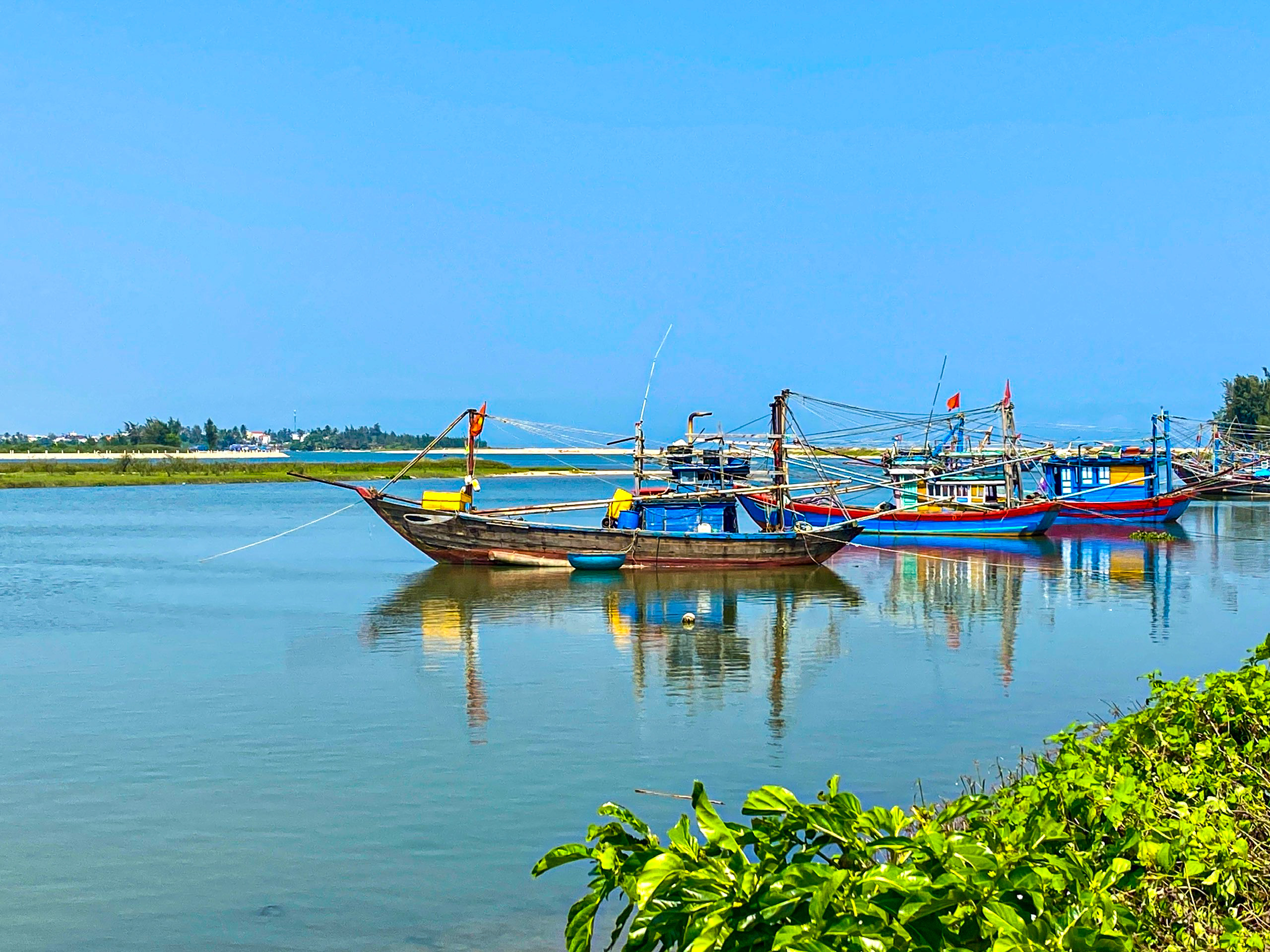 Đề xuất 950 tỉ đồng xây đê chắn cát, nạo vét luồng lạch tại Cửa Lở - Ảnh 2.