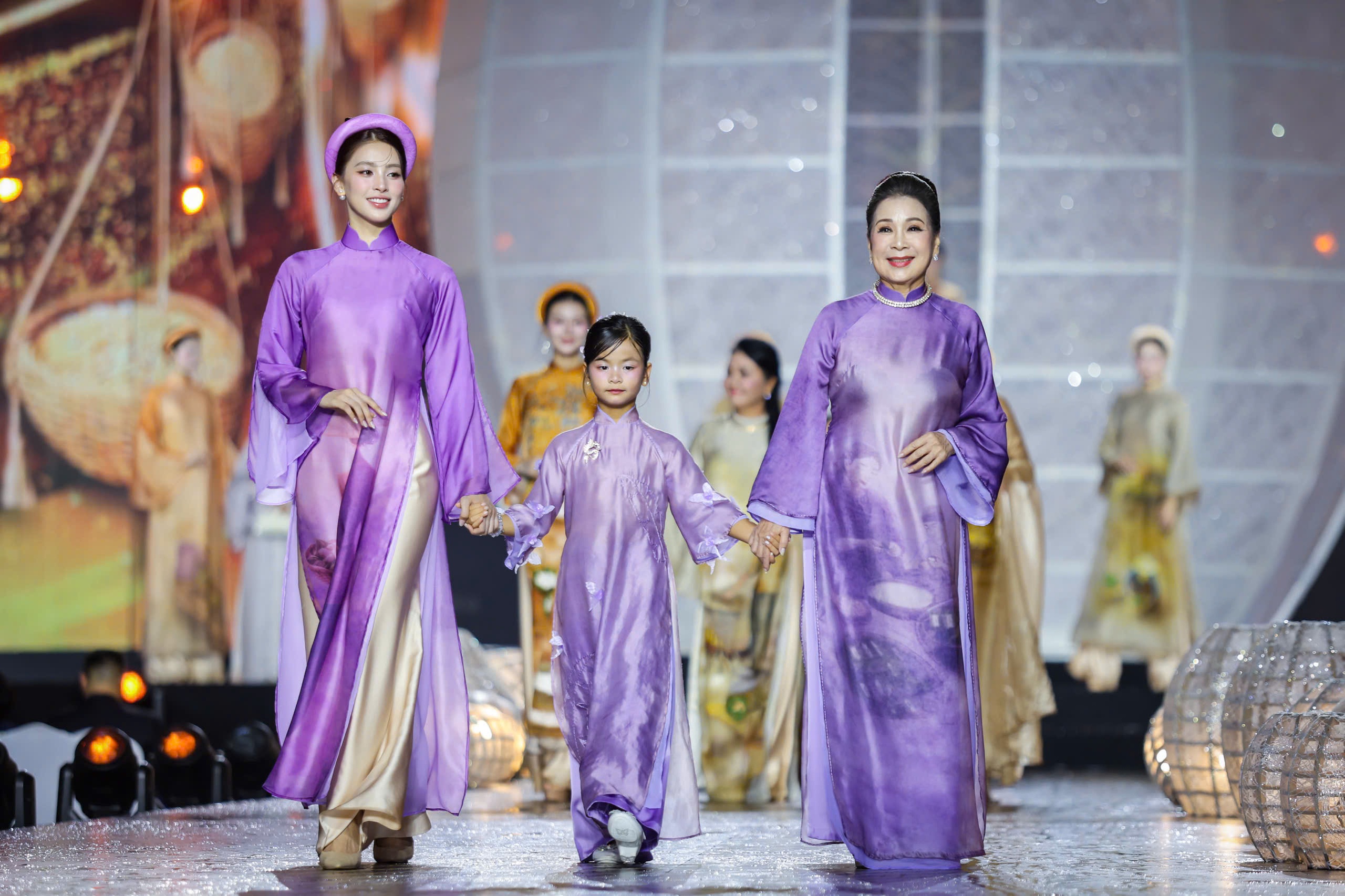 NSND Kim Xuân, NSND Trịnh Kim Chi trình diễn áo dài cùng các hoa hậu- Ảnh 3.