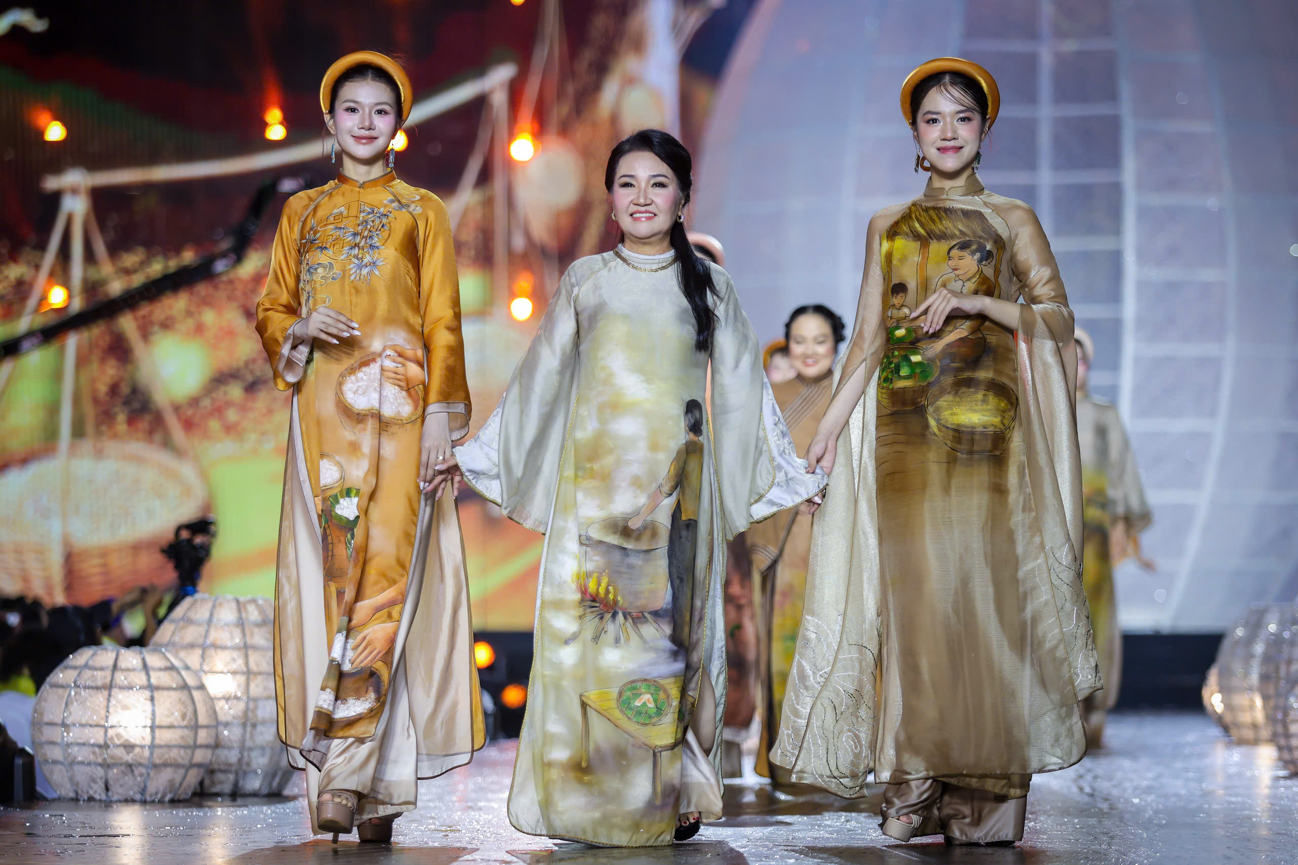 NSND Kim Xuân, NSND Trịnh Kim Chi trình diễn áo dài cùng các hoa hậu- Ảnh 4.