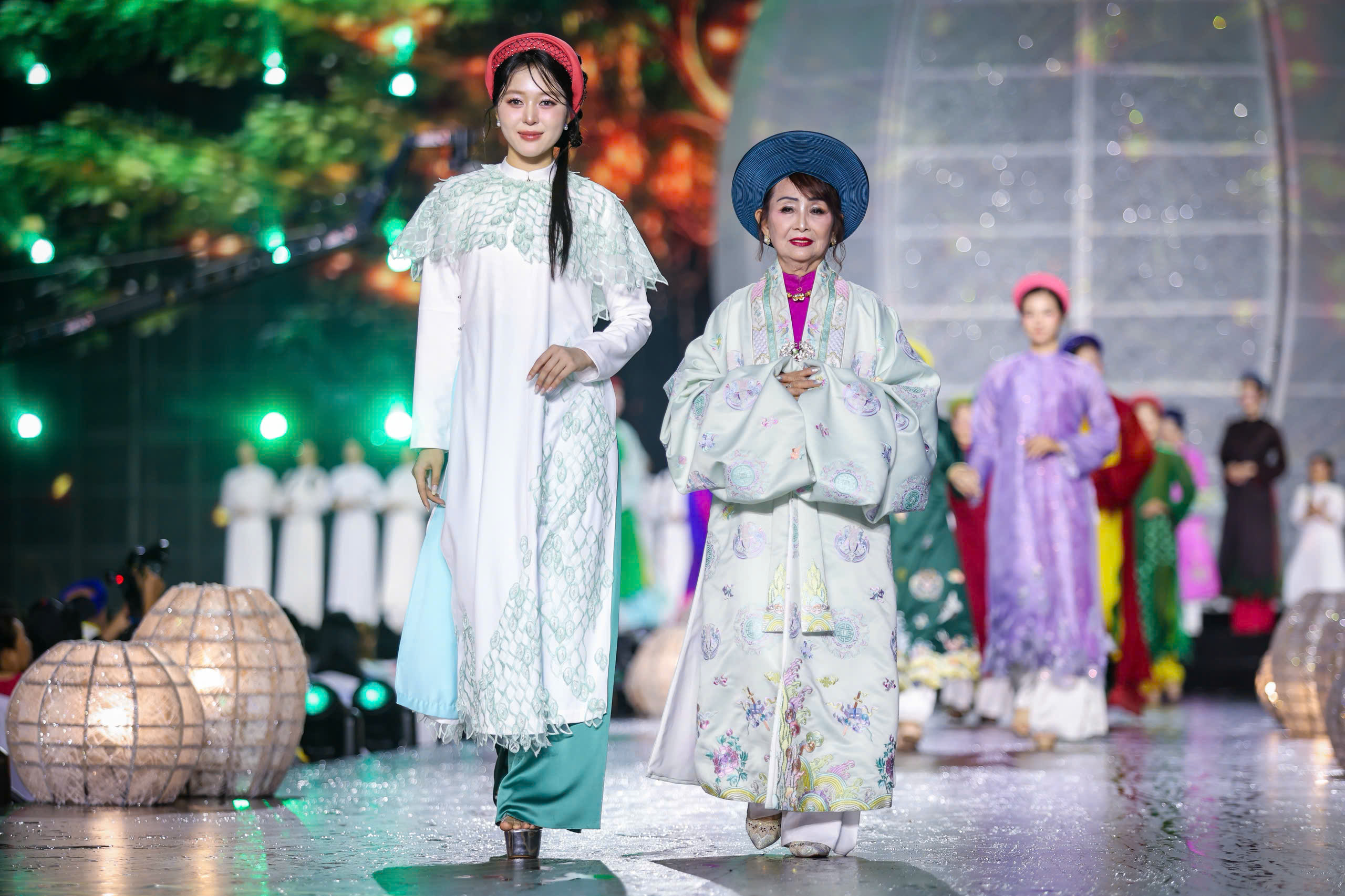 NSND Kim Xuân, NSND Trịnh Kim Chi trình diễn áo dài cùng các hoa hậu- Ảnh 5.