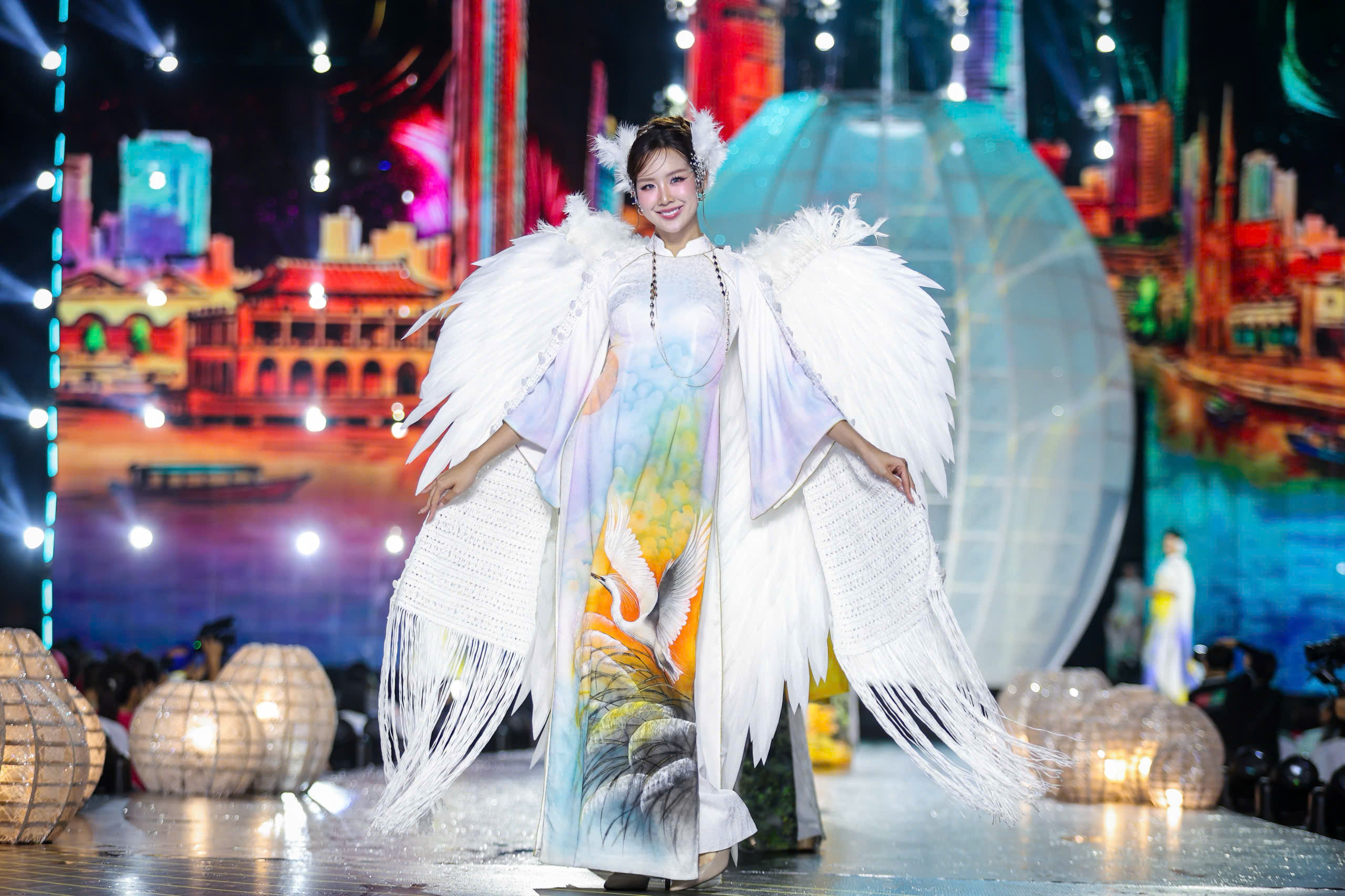 NSND Kim Xuân, NSND Trịnh Kim Chi trình diễn áo dài cùng các hoa hậu- Ảnh 7.