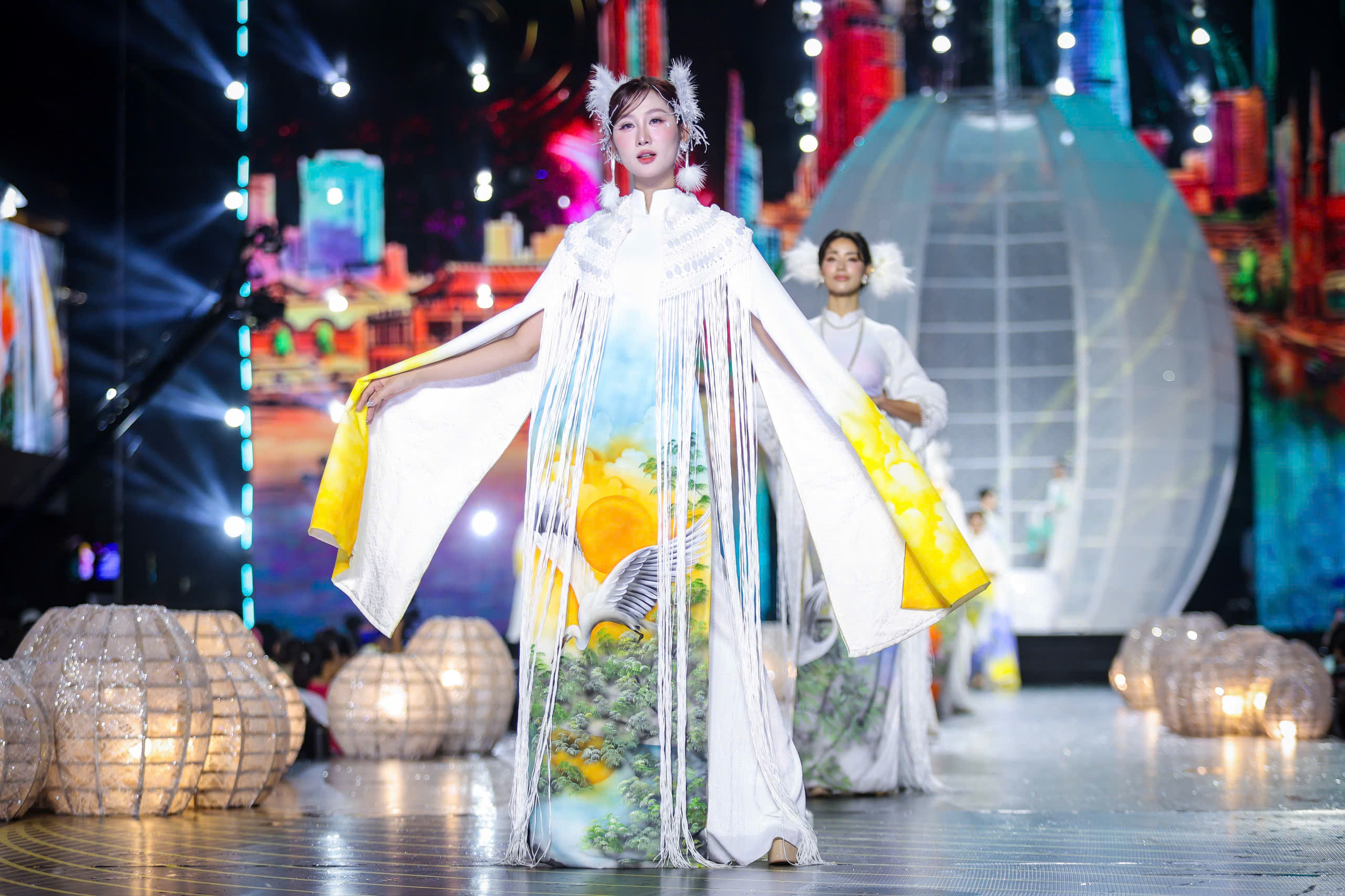 NSND Kim Xuân, NSND Trịnh Kim Chi trình diễn áo dài cùng các hoa hậu- Ảnh 8.