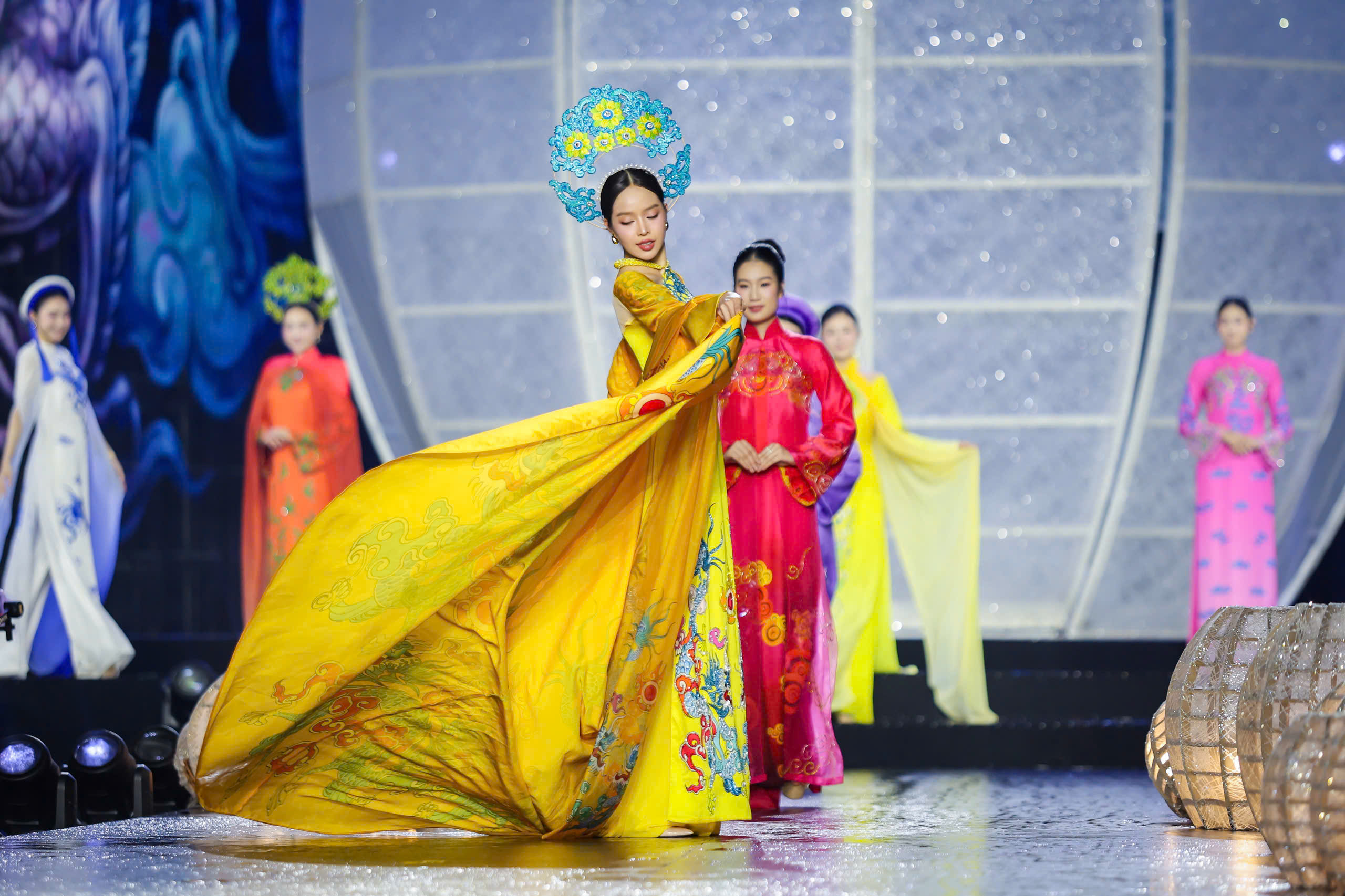 NSND Kim Xuân, NSND Trịnh Kim Chi trình diễn áo dài cùng các hoa hậu- Ảnh 9.