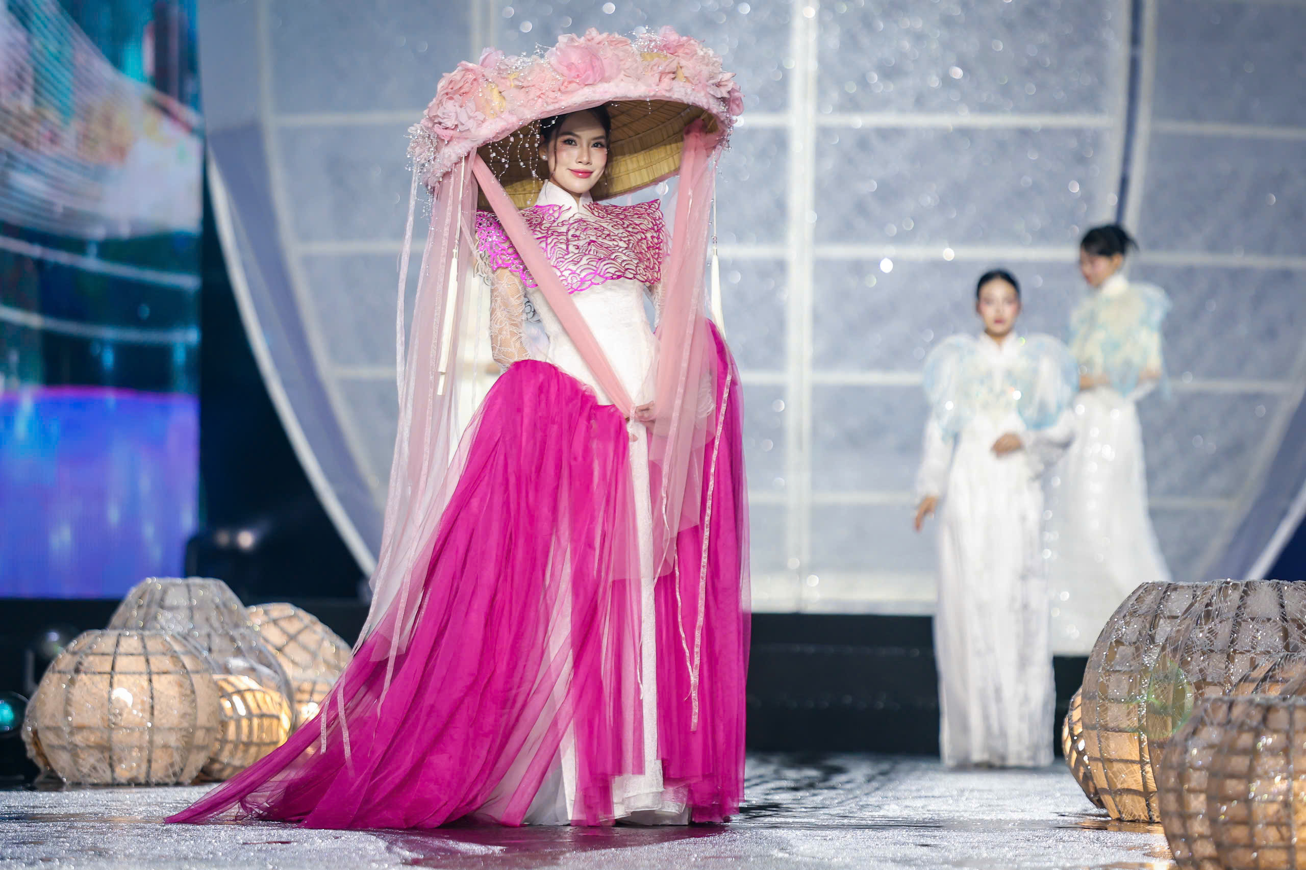 NSND Kim Xuân, NSND Trịnh Kim Chi trình diễn áo dài cùng các hoa hậu- Ảnh 11.