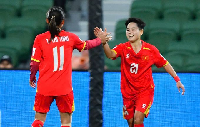 Thái Thị Thảo chúc mừng Ngân Thị Vạn Sư (21) - người lập cú đúp trong chiến thắng 2-1 trước Ấn Độ ở lượt đầu bảng C VCK giải vô địch nữ châu Á 2026, tối 4/3. Ảnh: AFC