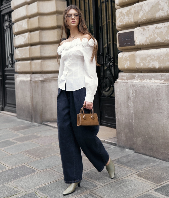 Làm mới phong cách cùng những mẫu áo nữ điệu đà, xinh tươi- Ảnh 2.