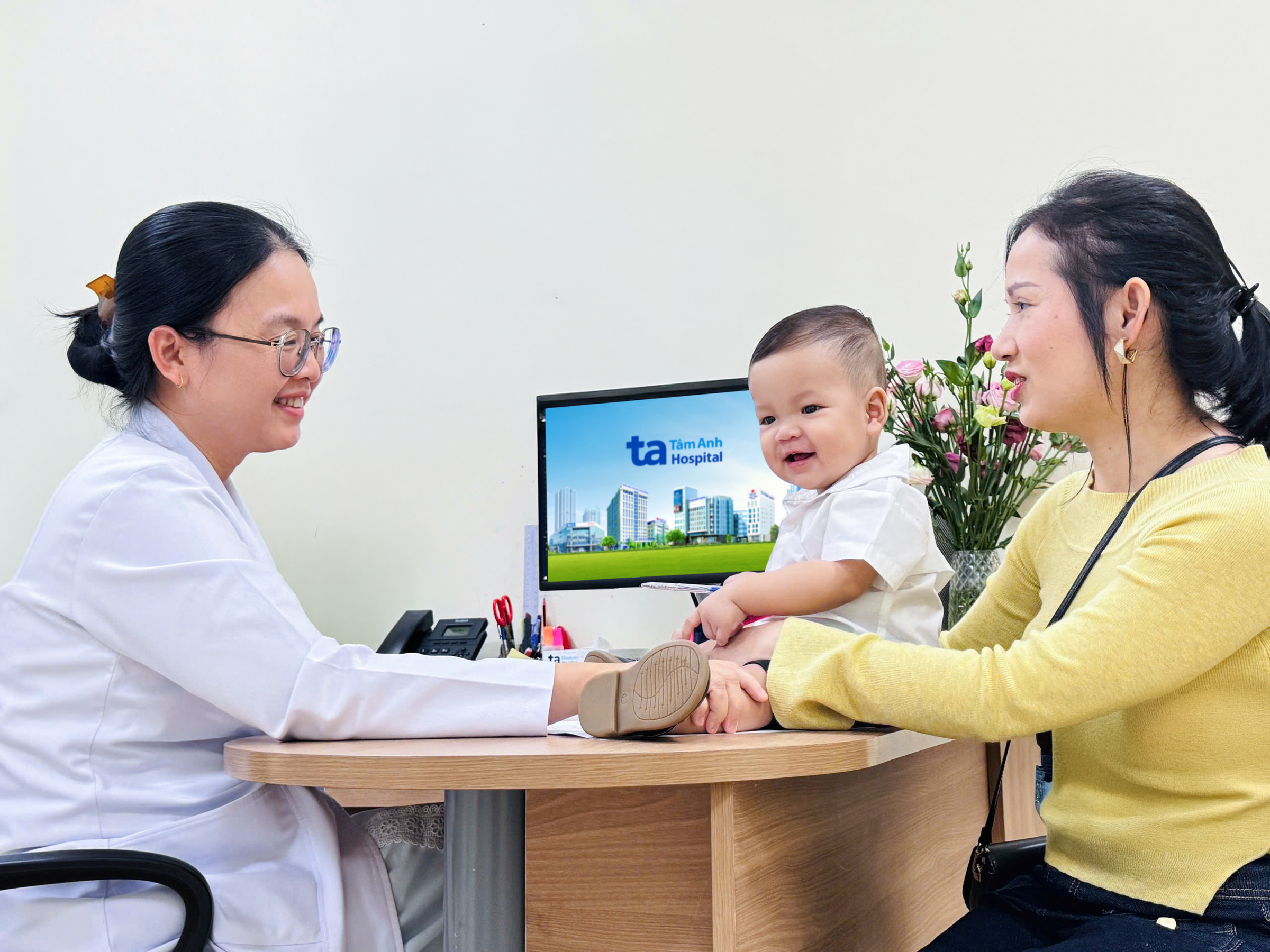 1772853384 631 Nu bac si thiet ke mo hinh thu tinh ong