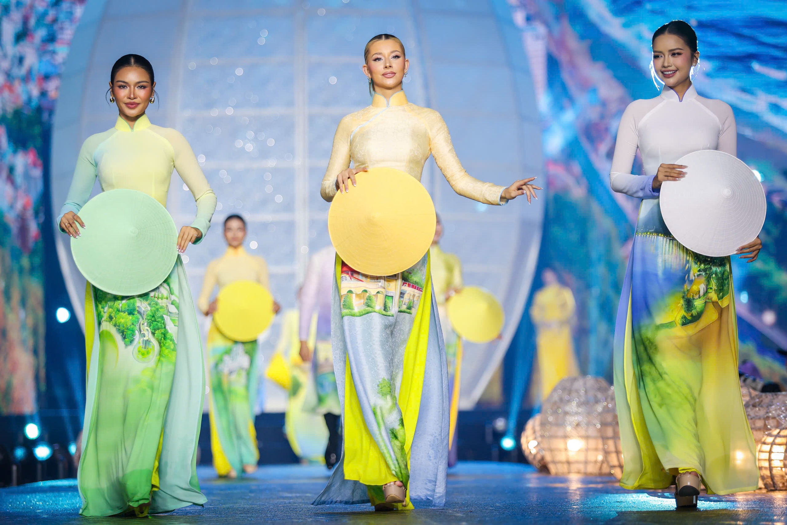 Hoa hậu Venezuela, Mỹ khoe sắc cùng áo dài trên đường đi bộ Nguyễn Huệ- Ảnh 2.