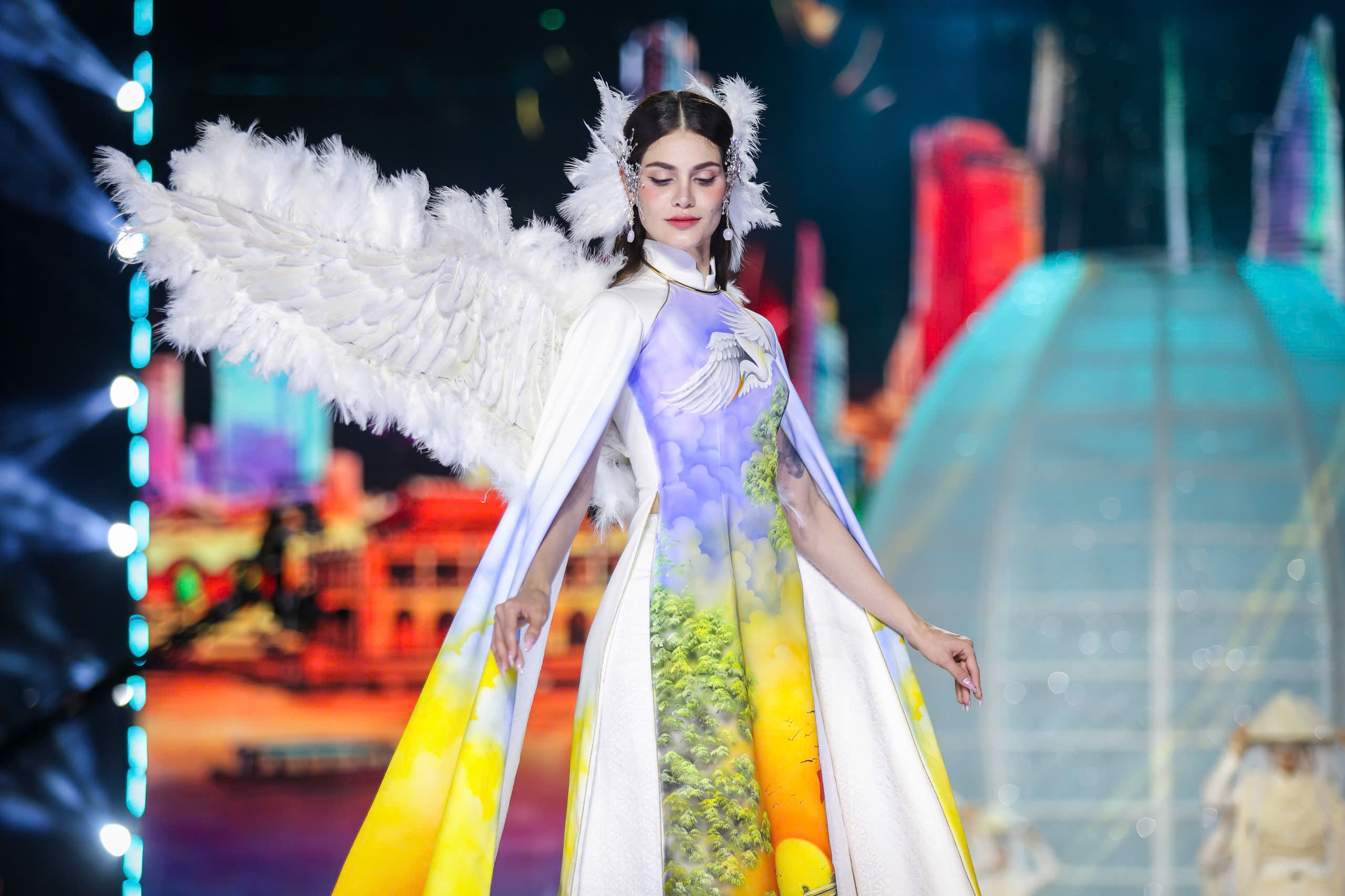 Hoa hậu Venezuela, Mỹ khoe sắc cùng áo dài trên đường đi bộ Nguyễn Huệ- Ảnh 7.