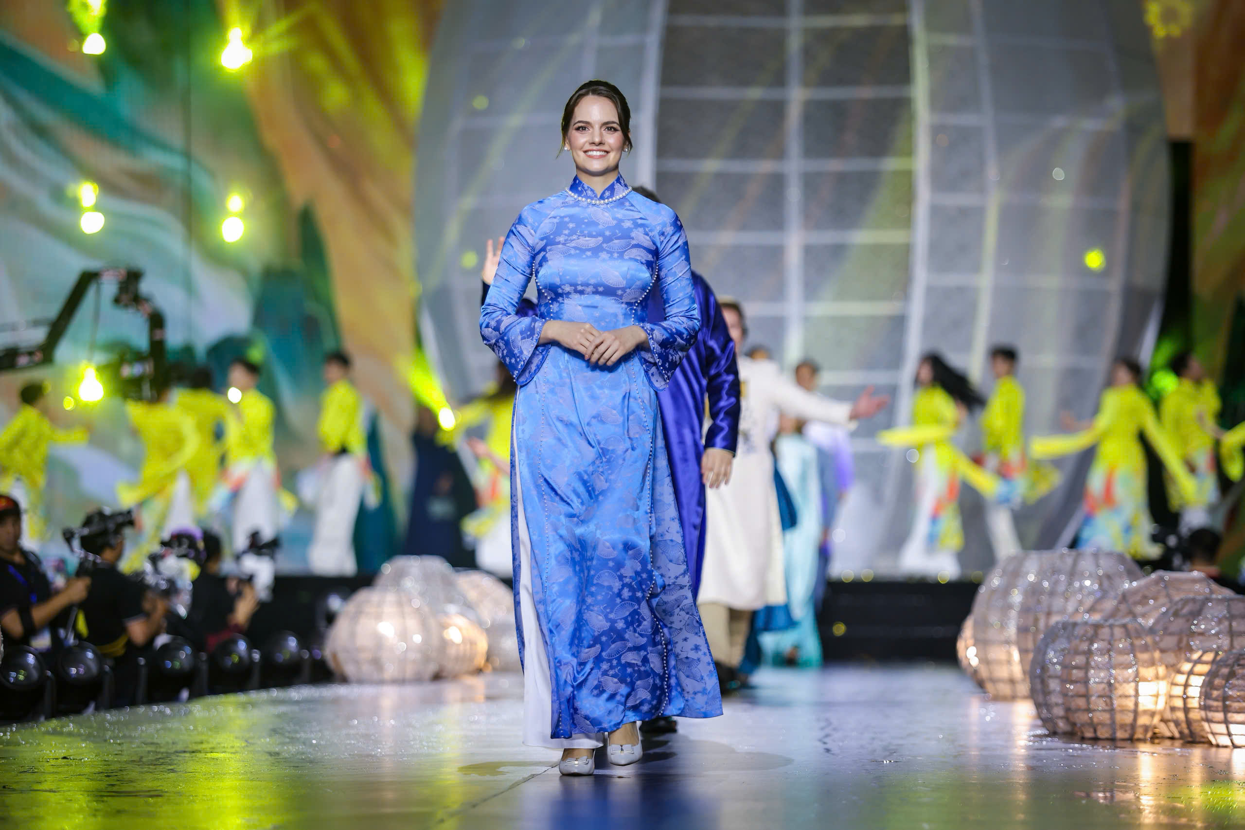 Hoa hậu Venezuela, Mỹ khoe sắc cùng áo dài trên đường đi bộ Nguyễn Huệ- Ảnh 11.