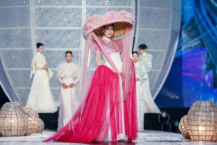 Dàn hoa hậu diễn áo dài trên phố đi bộ Nguyễn Huệ - 5