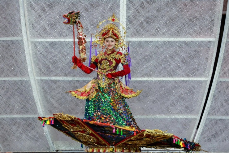 Dàn hoa hậu diễn áo dài trên phố đi bộ Nguyễn Huệ - 7