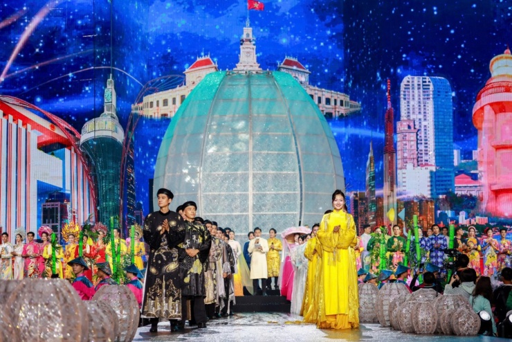 Dàn hoa hậu diễn áo dài trên phố đi bộ Nguyễn Huệ - 13