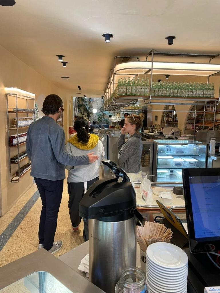 Emma Watson công khai bạn trai tỷ phú mới, trao nhau nụ hôn 