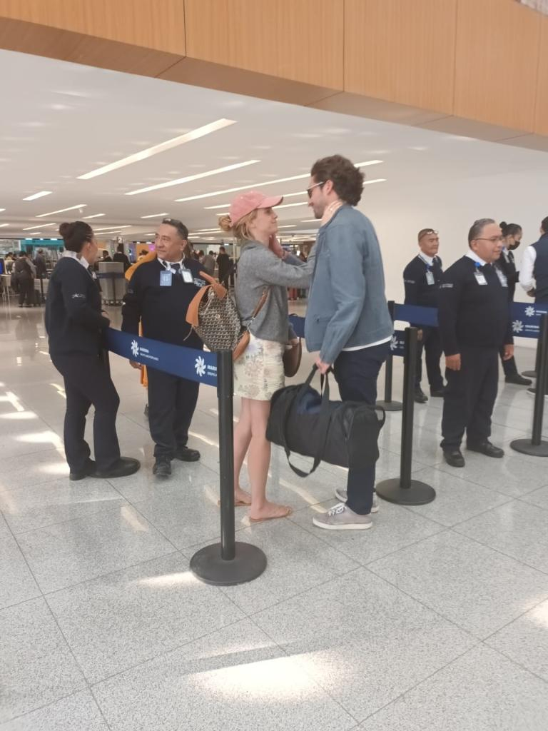 Emma Watson công khai bạn trai tỷ phú mới, trao nhau nụ hôn 