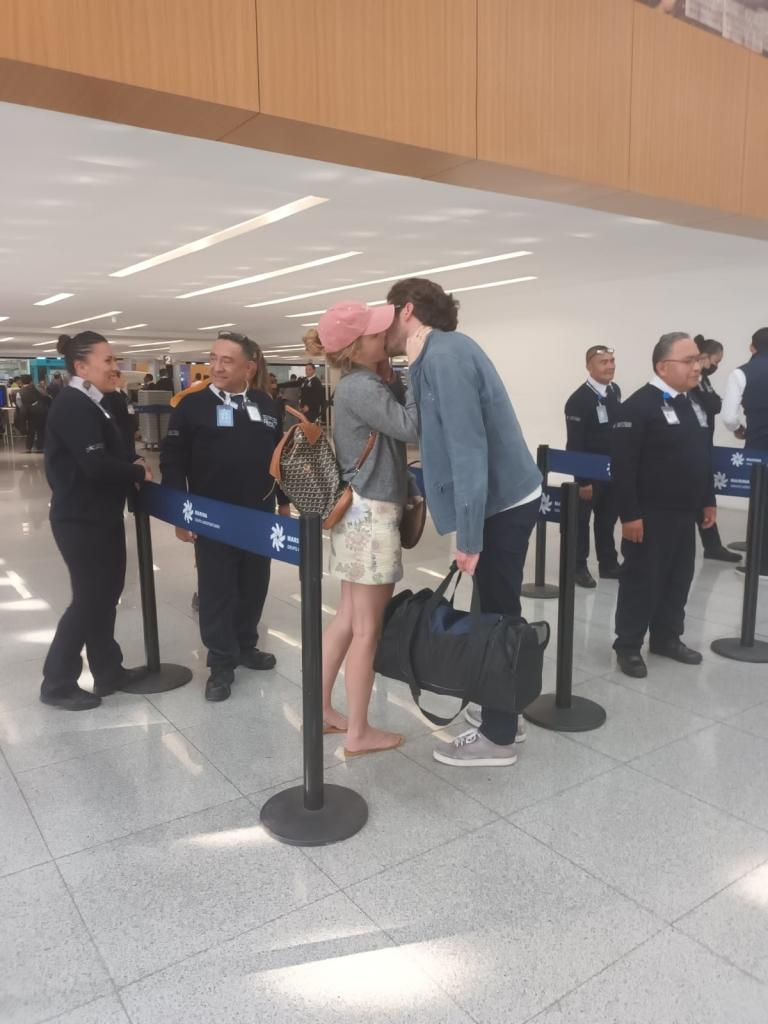 Emma Watson công khai bạn trai tỷ phú mới, trao nhau nụ hôn 