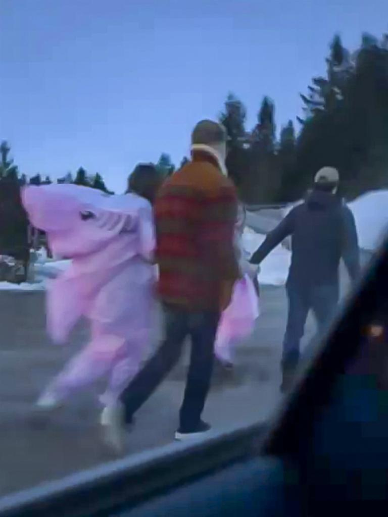 Emma Watson công khai bạn trai tỷ phú mới, trao nhau nụ hôn 