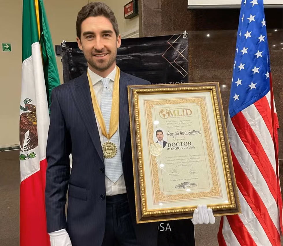 Emma Watson công khai bạn trai tỷ phú mới, trao nhau nụ hôn 