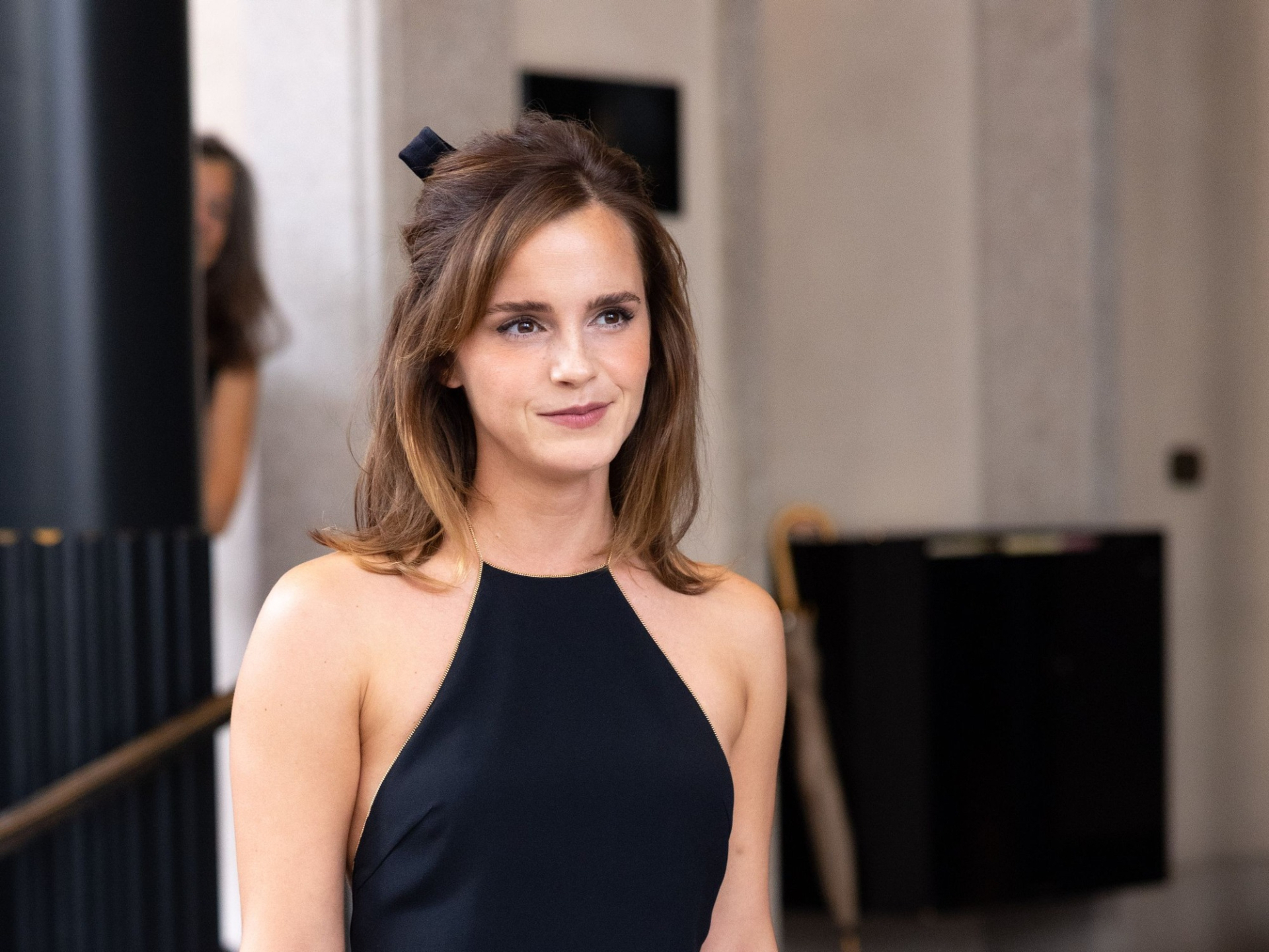 Emma Watson công khai bạn trai tỷ phú mới, trao nhau nụ hôn 