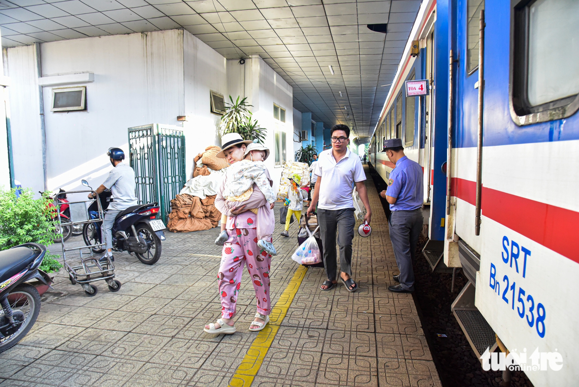 Trung chuyển khoảng 1.300 hành khách sau 1 ngày xảy ra sự cố cầu Ghềnh - Ảnh 4.
