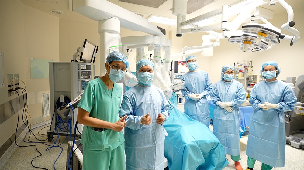Bác sĩ Wipawee Inthasotti (ngoài cùng bên trái) chúc mừng các bác sĩ Khoa Ngoại tổng quát Bệnh viện FV thực hiện thành công ca mổ bằng robot (Ảnh:FV)