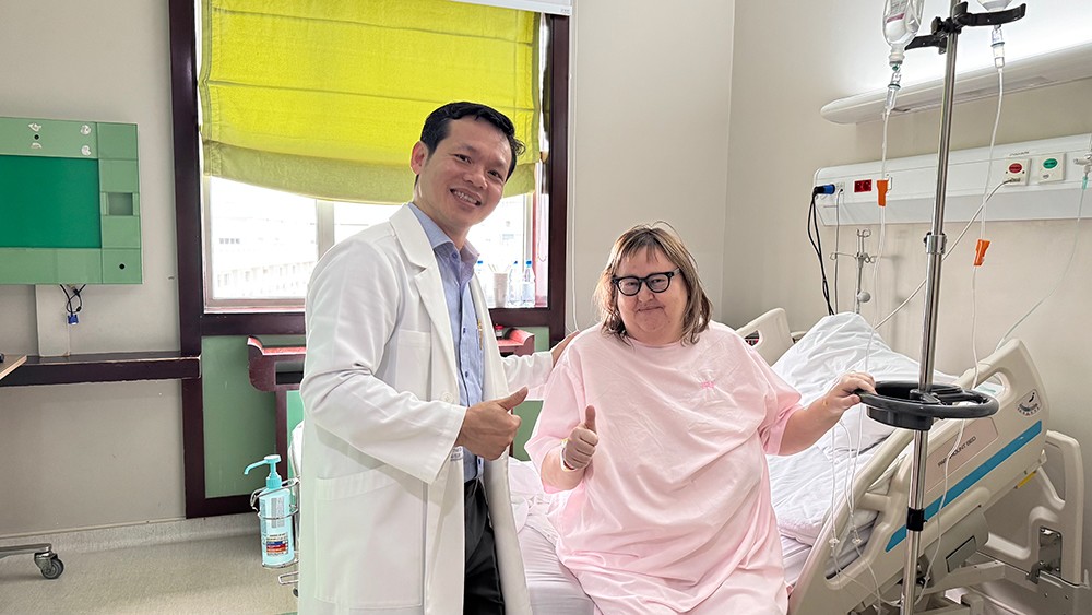 ThS.BS CKII Phan Văn Thái chúc mừng bệnh nhân được xuất viện 1 ngày sau phẫu thuật. (Ảnh: FV)