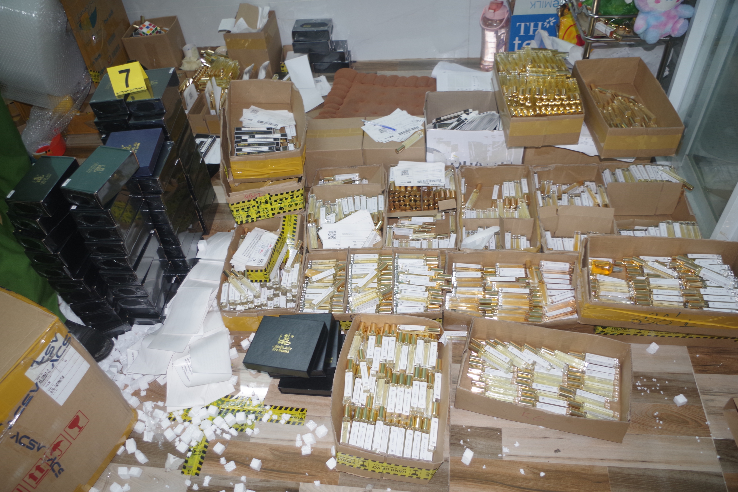 Công an tỉnh Đồng Nai tìm bị hại vụ nước hoa giả làm bằng máy đánh trứng- Ảnh 2.